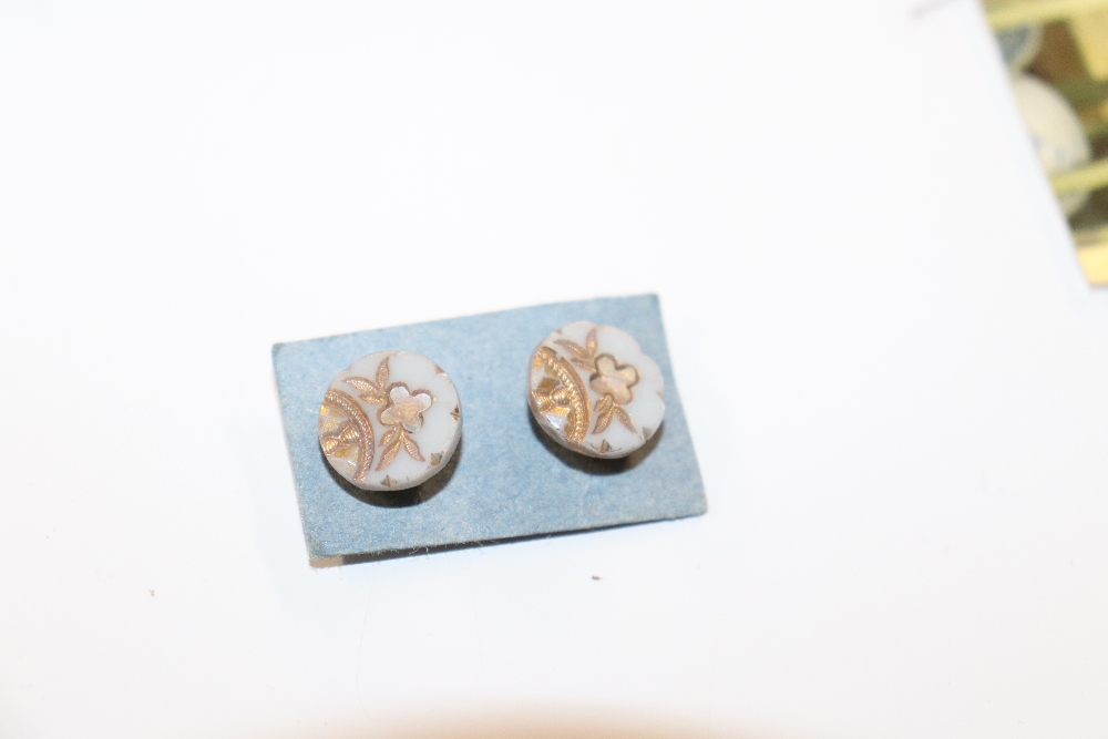 A box containing mother of pearl and other buttons - Image 9 of 11