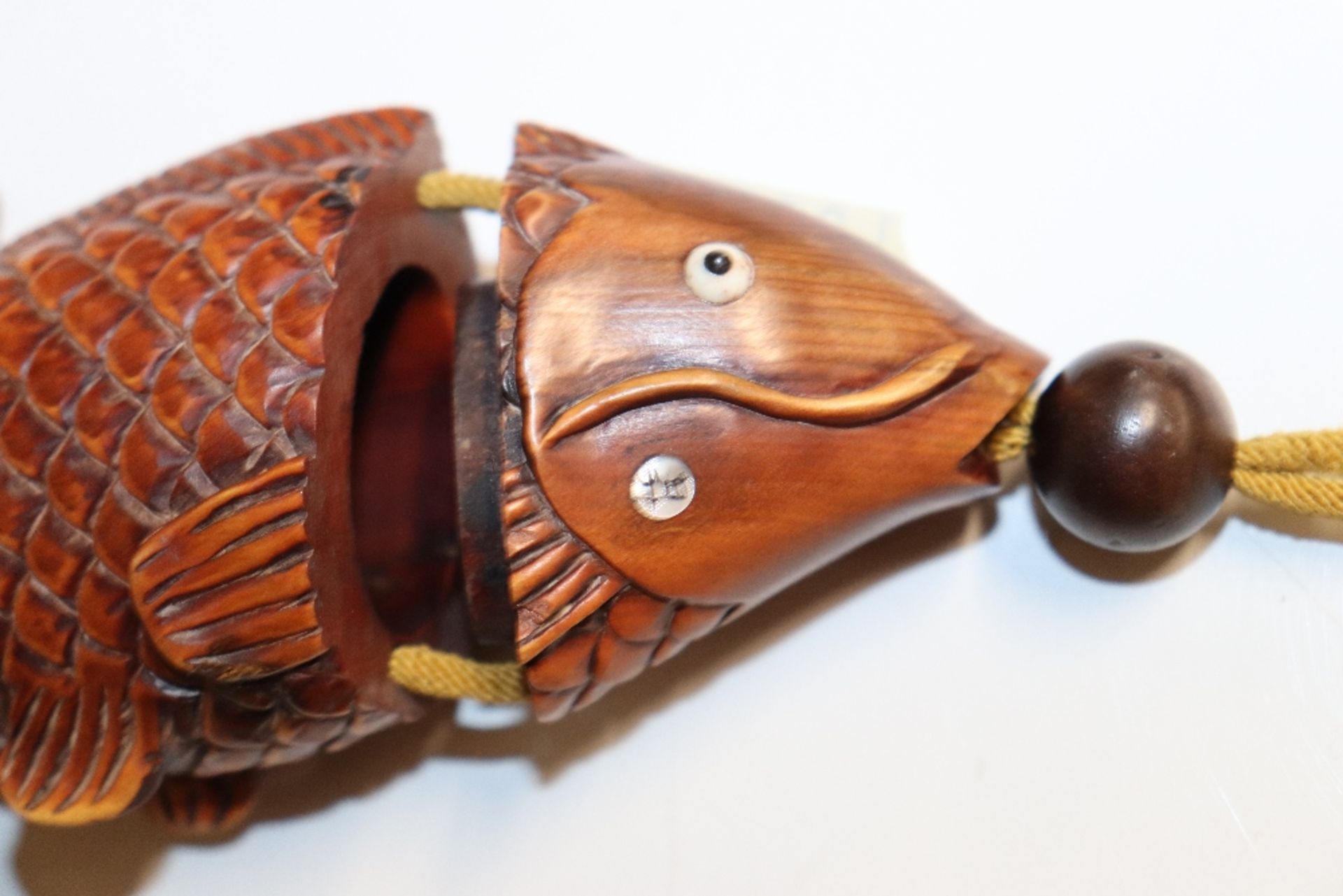 A carved wooden fish inro - Image 6 of 6