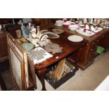 A mahogany extending dining table