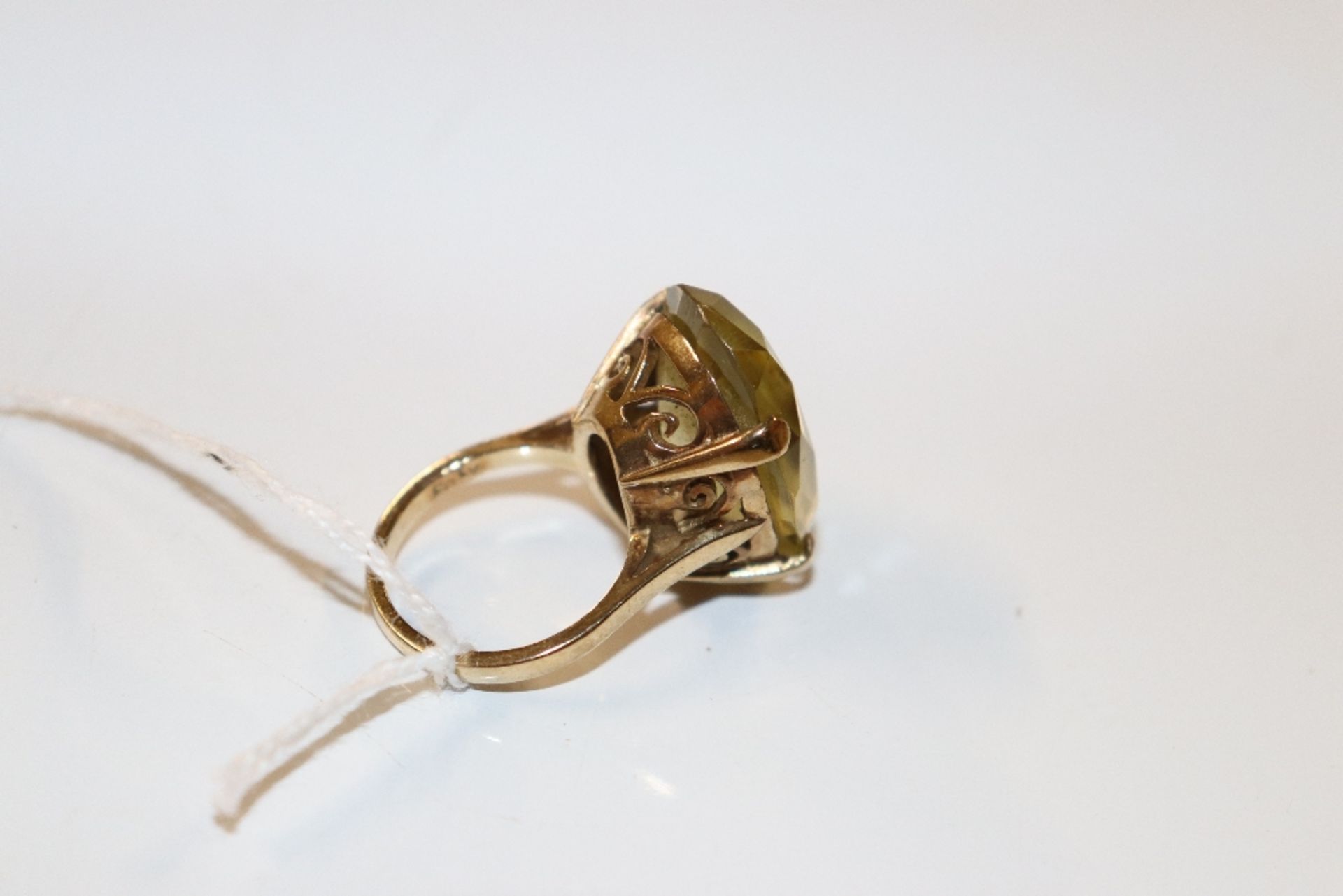 A 9ct gold ring set with large stone, approx. tota - Image 2 of 3