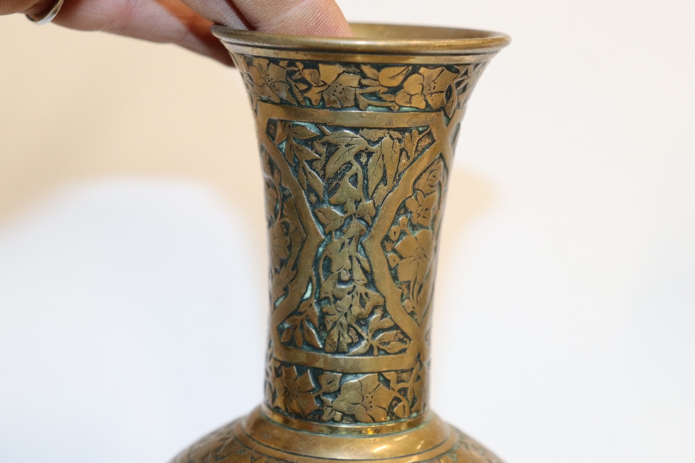 A pair of heavy brass vases - Image 3 of 4