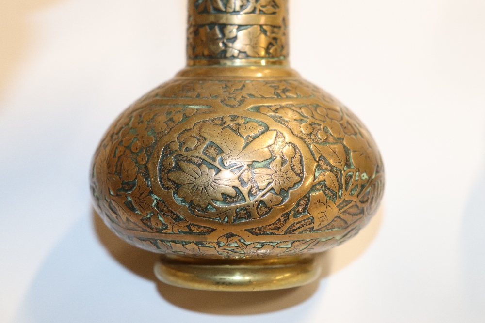 A pair of heavy brass vases - Image 2 of 4