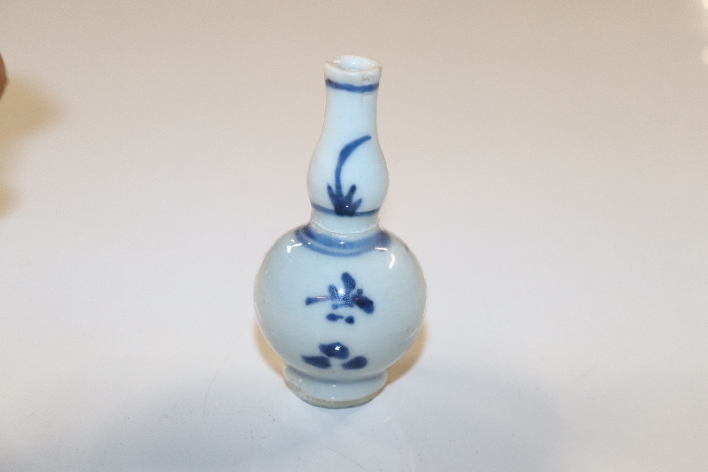 A miniature Chinese vase painted with green dragon - Image 6 of 7