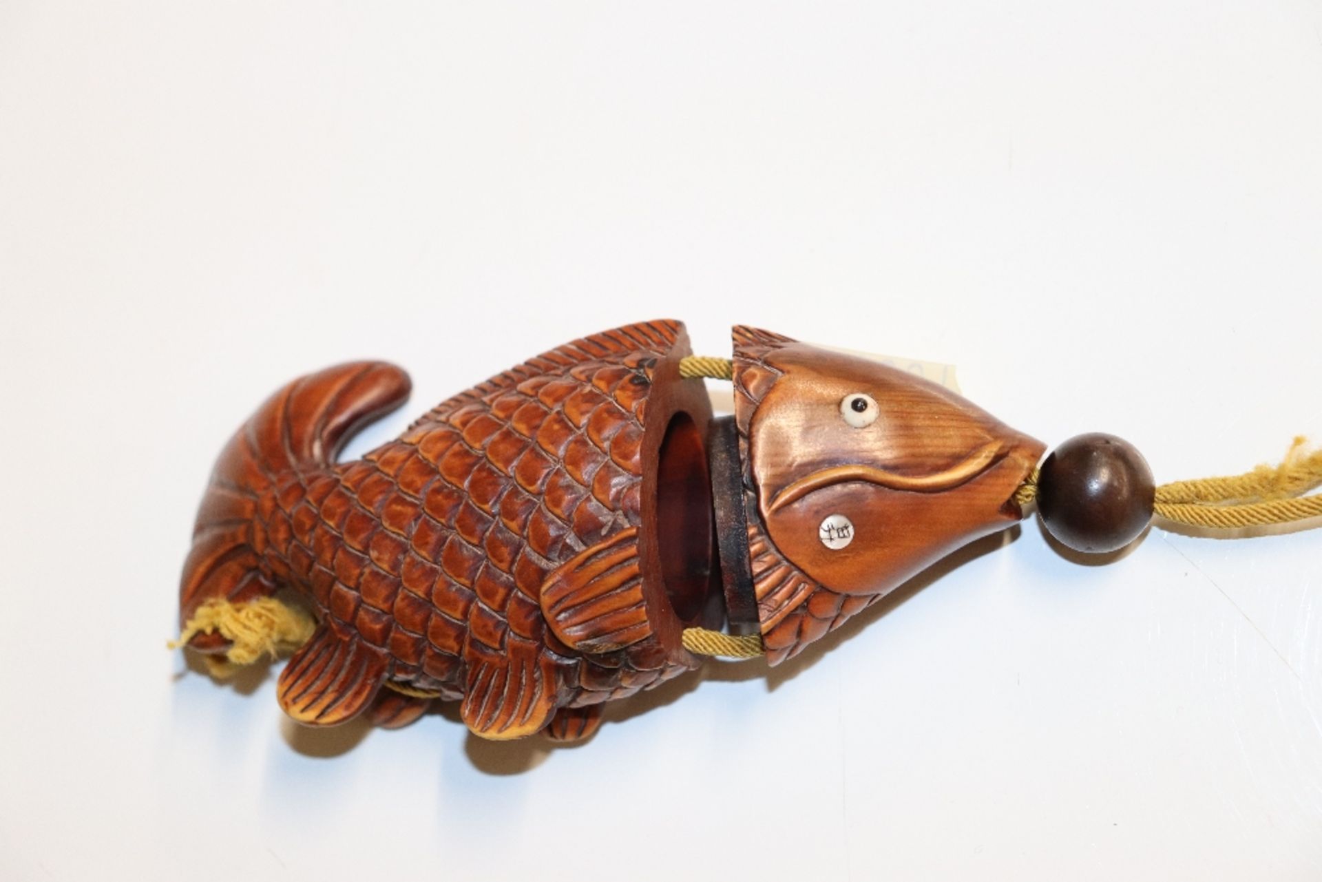 A carved wooden fish inro - Image 4 of 6