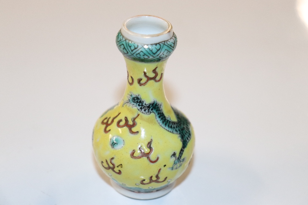 A miniature Chinese vase painted with green dragon - Image 3 of 7