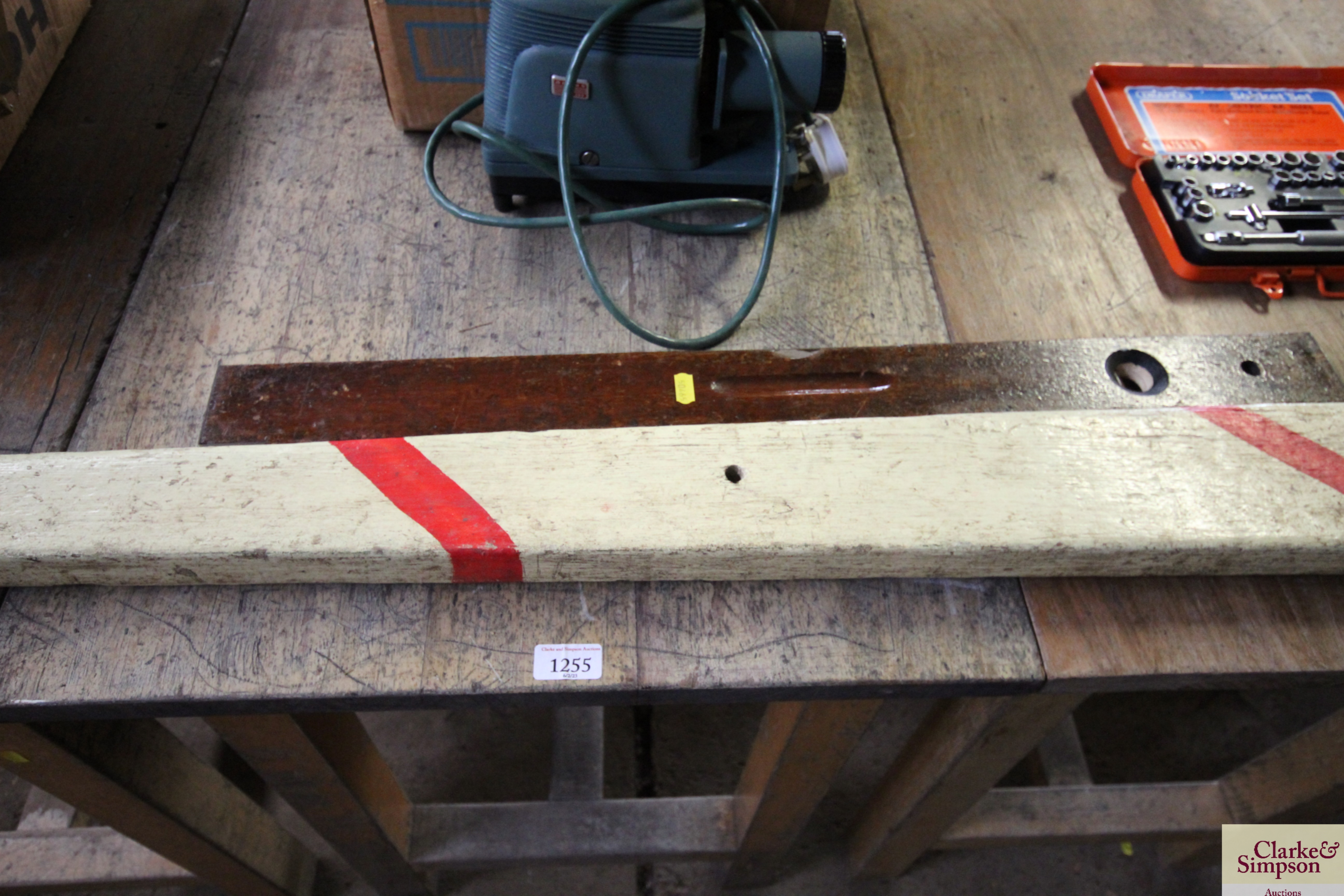 A large unusual wooden spirit level measuring appr - Image 3 of 10