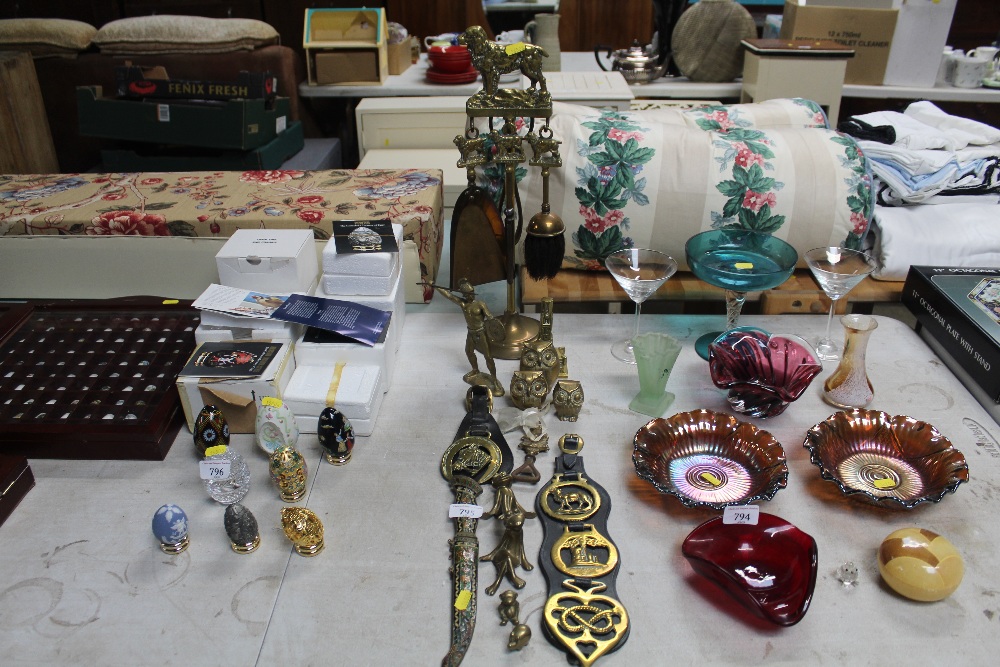 A collection of brassware to include horse brasses