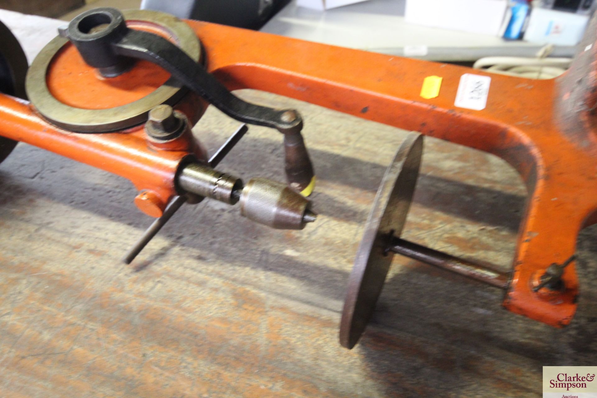 A heavy duty bench mounted hand operated drill - Image 3 of 5
