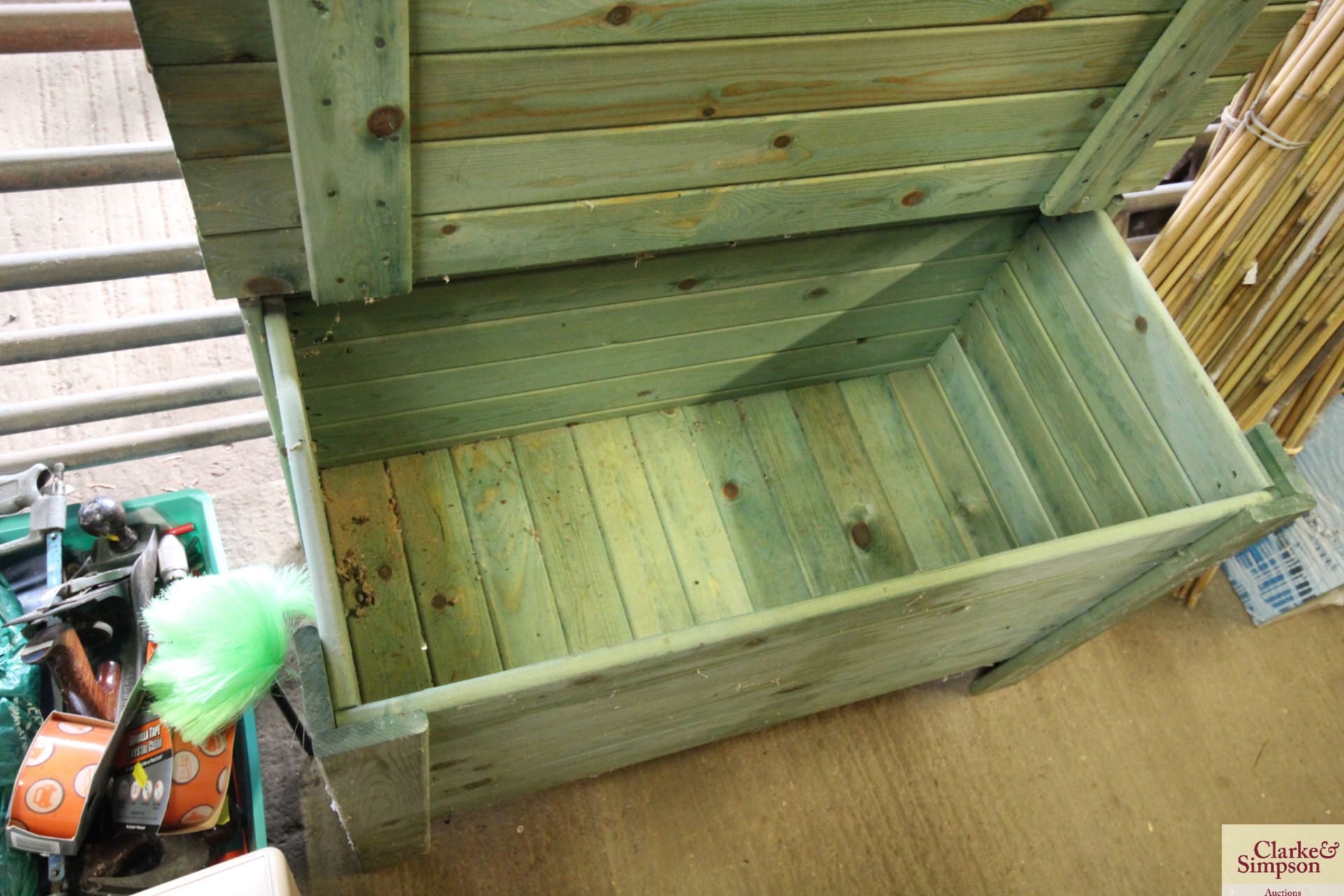 A wooden storage crate - Image 2 of 2