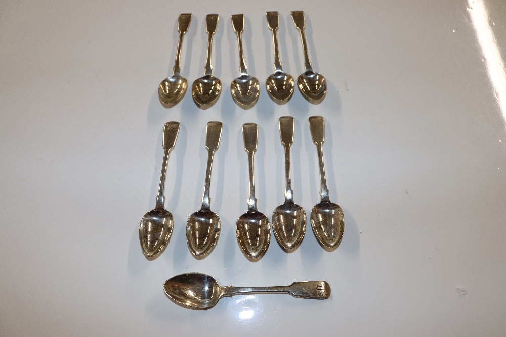 Eleven silver teaspoons, approx. 262gms