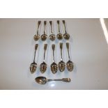 Eleven silver teaspoons, approx. 262gms