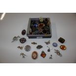 A box of assorted costume jewellery, mainly brooch