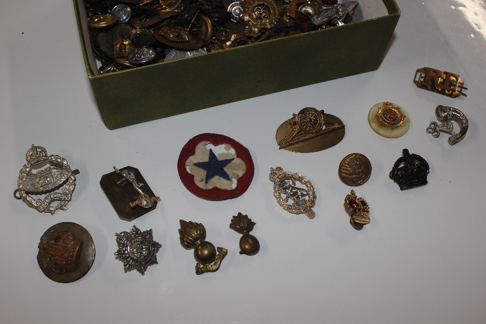 A box of badges and buttons - Image 3 of 3