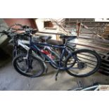 A men's Pinnacle Peak mountain bike 3 x 8speed wit