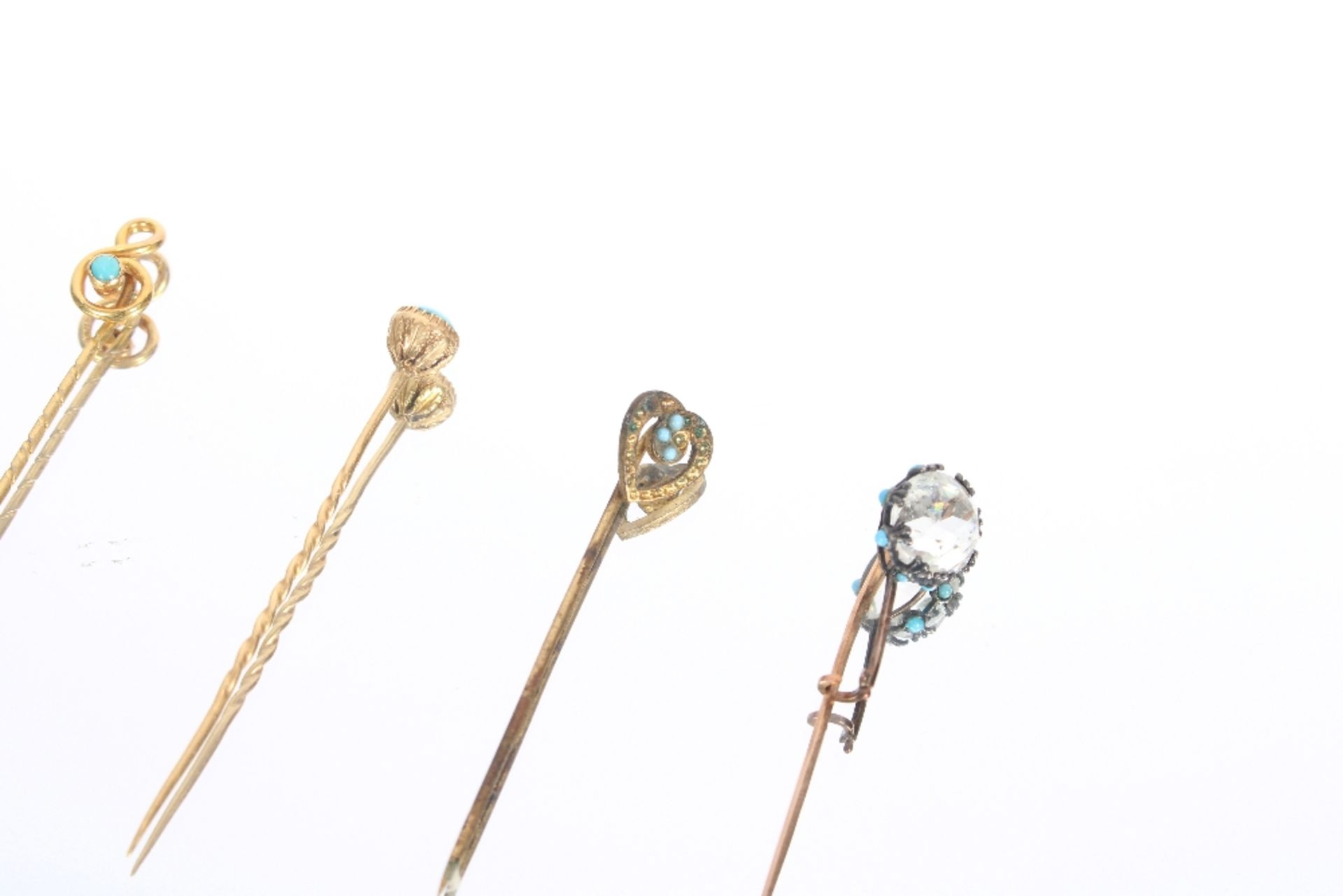 Six yellow metal and turquoise set stick pins - Image 3 of 3