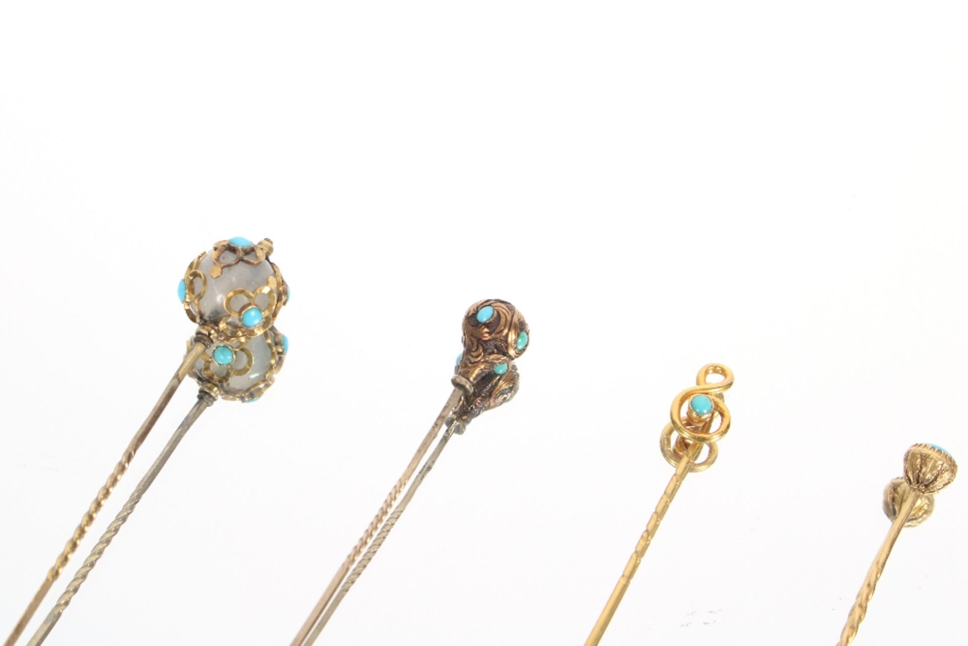 Six yellow metal and turquoise set stick pins - Image 2 of 3