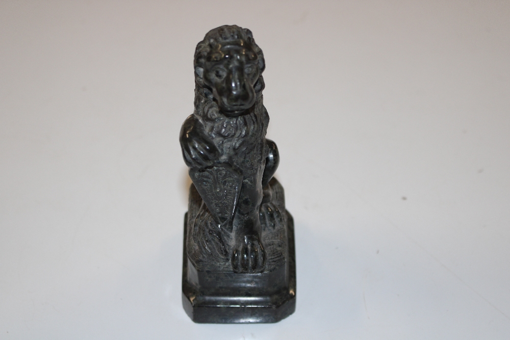 A carved stone ornament in the form of a lion - Image 2 of 3