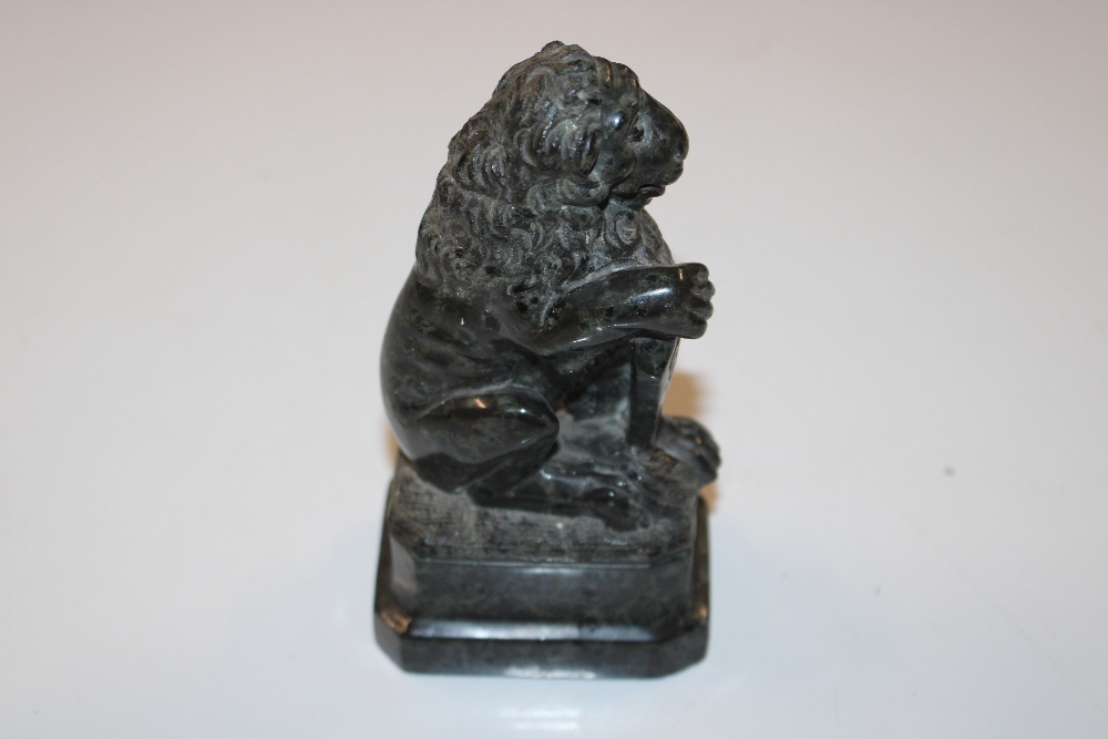 A carved stone ornament in the form of a lion - Image 3 of 3