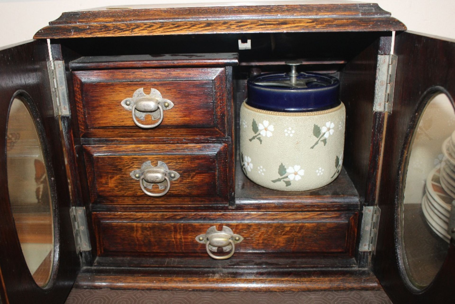 A late 19th / early 20th Century oak smokers cabin - Image 2 of 7