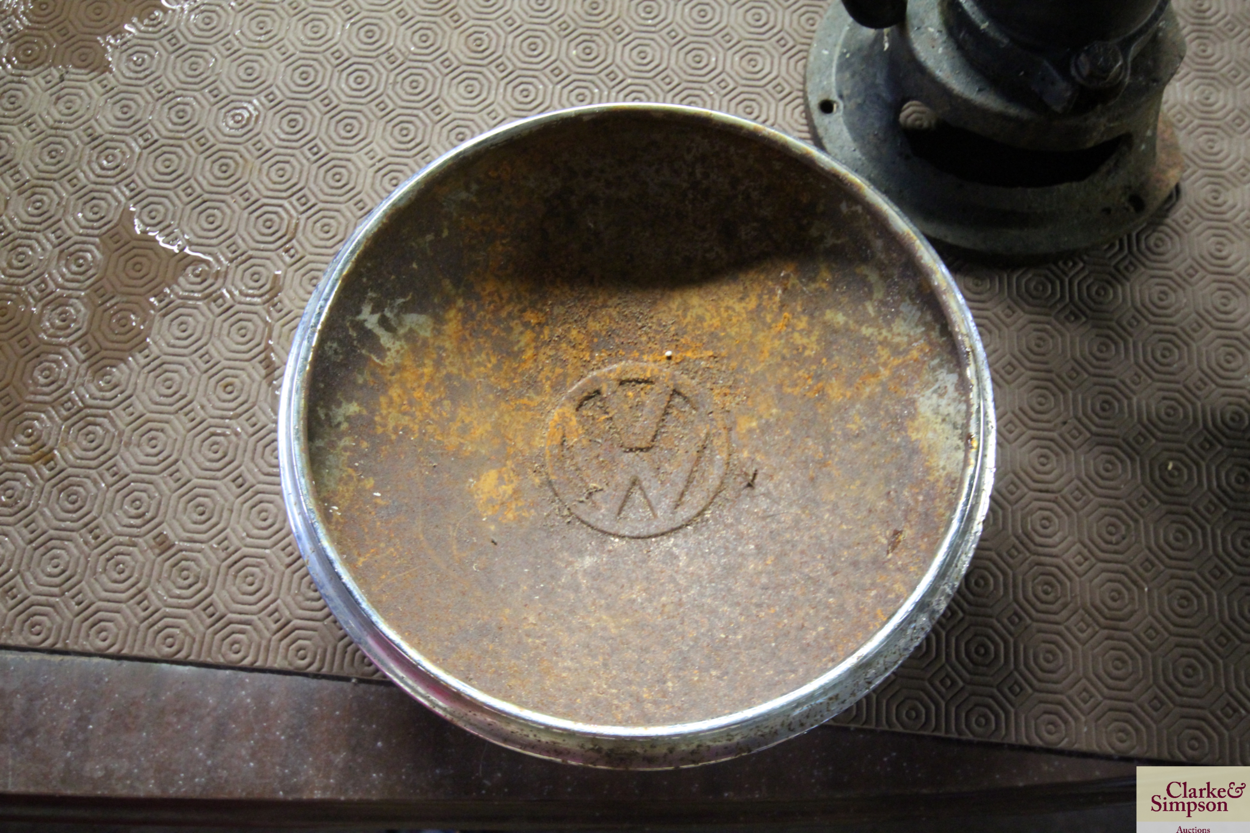 A Volkswagen chrome hub cap - Image 2 of 2