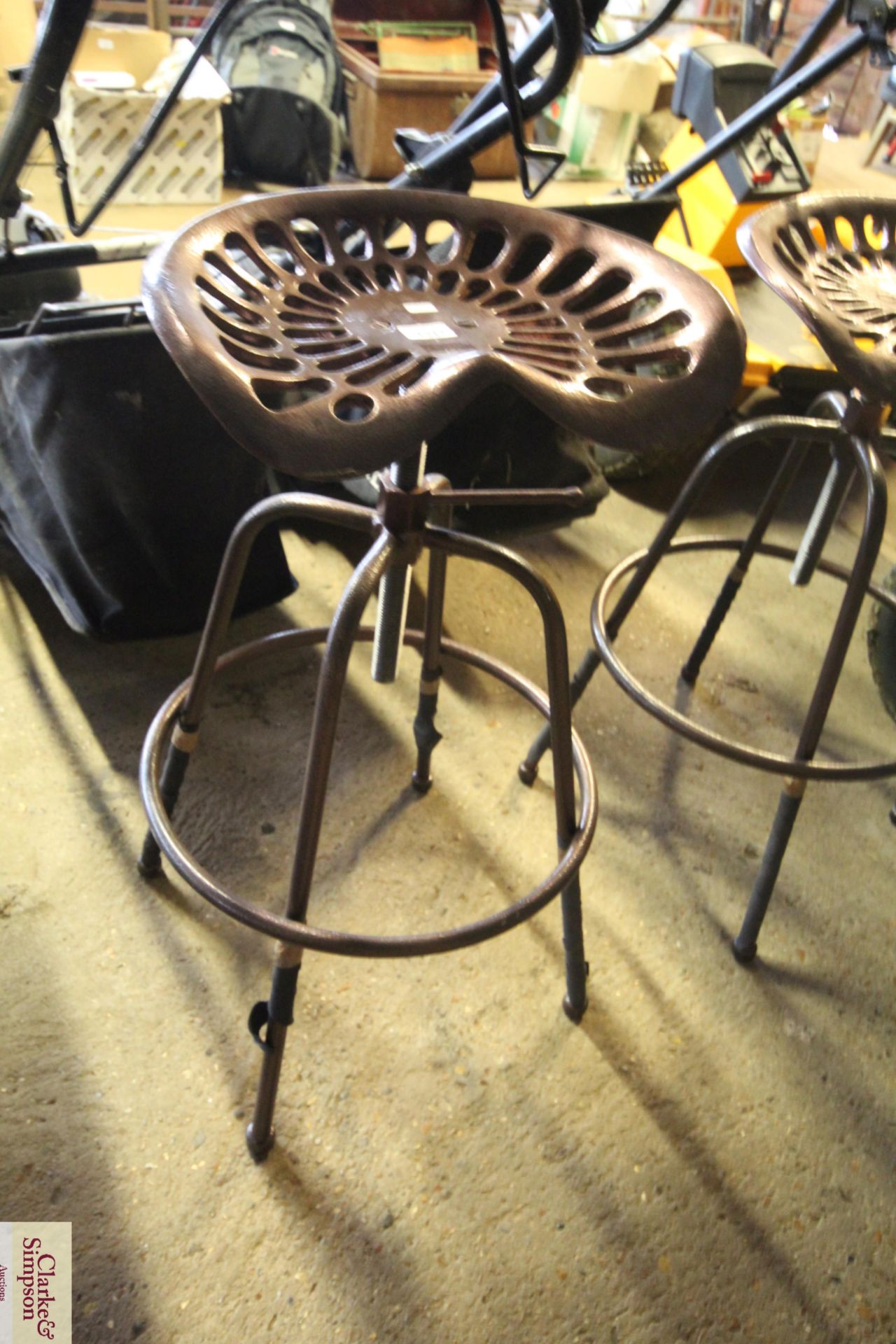 A tractor seat stool with adjustable winding height (R/S95)
