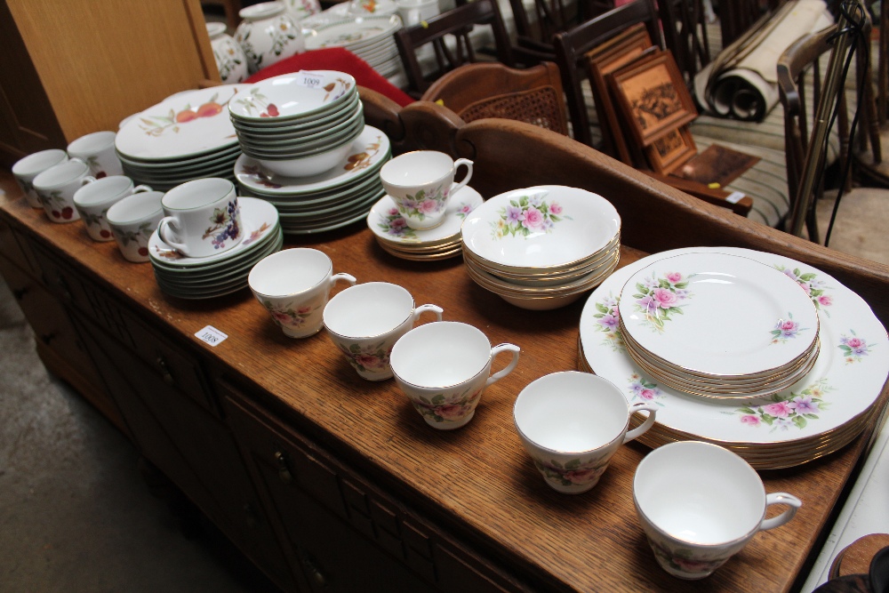 A quantity of Royal Worcester 'Evesham Vale' patte