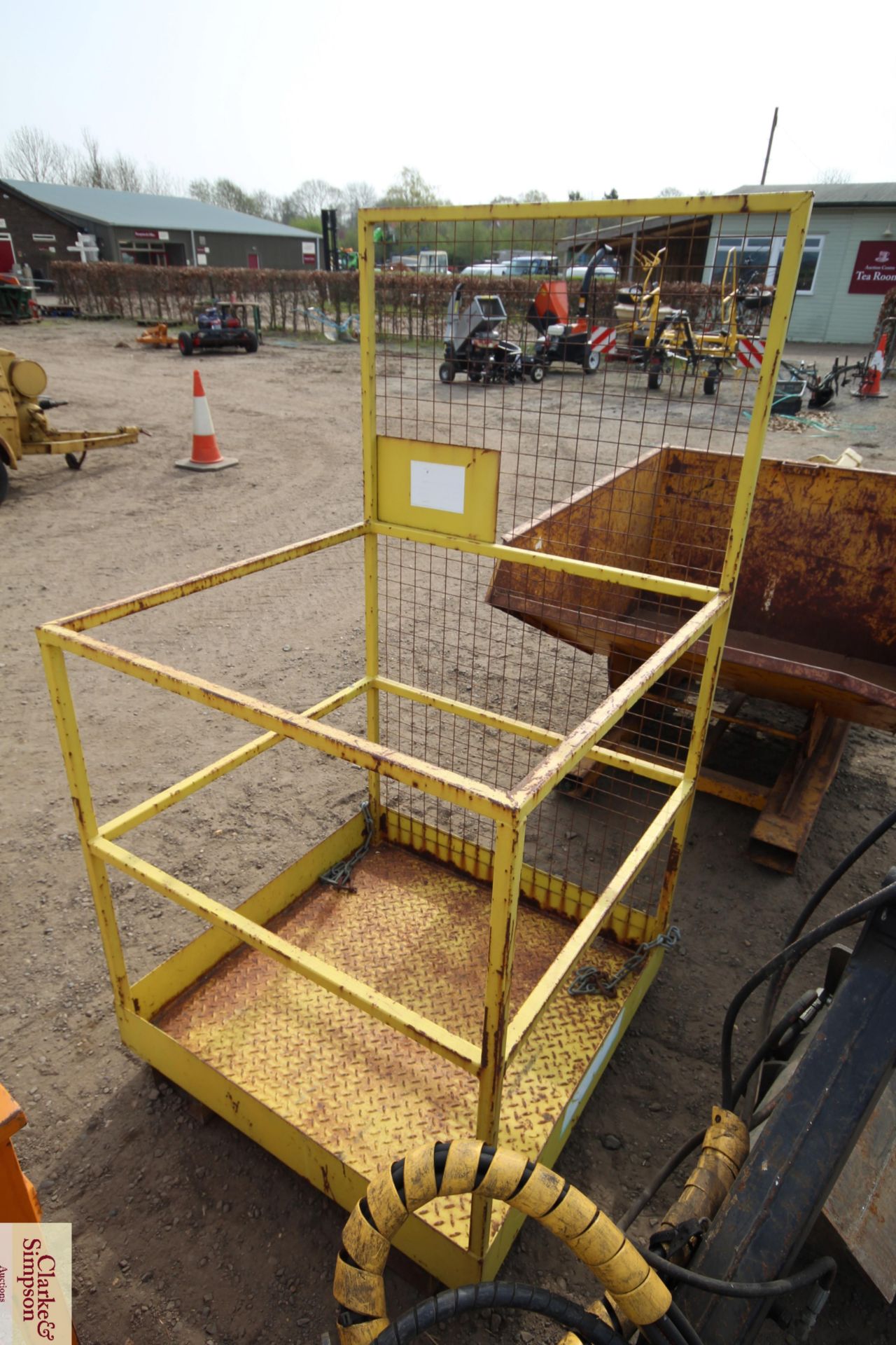 Man cage to fit pallet tines. For sale due to sale of farm. V - Image 3 of 6