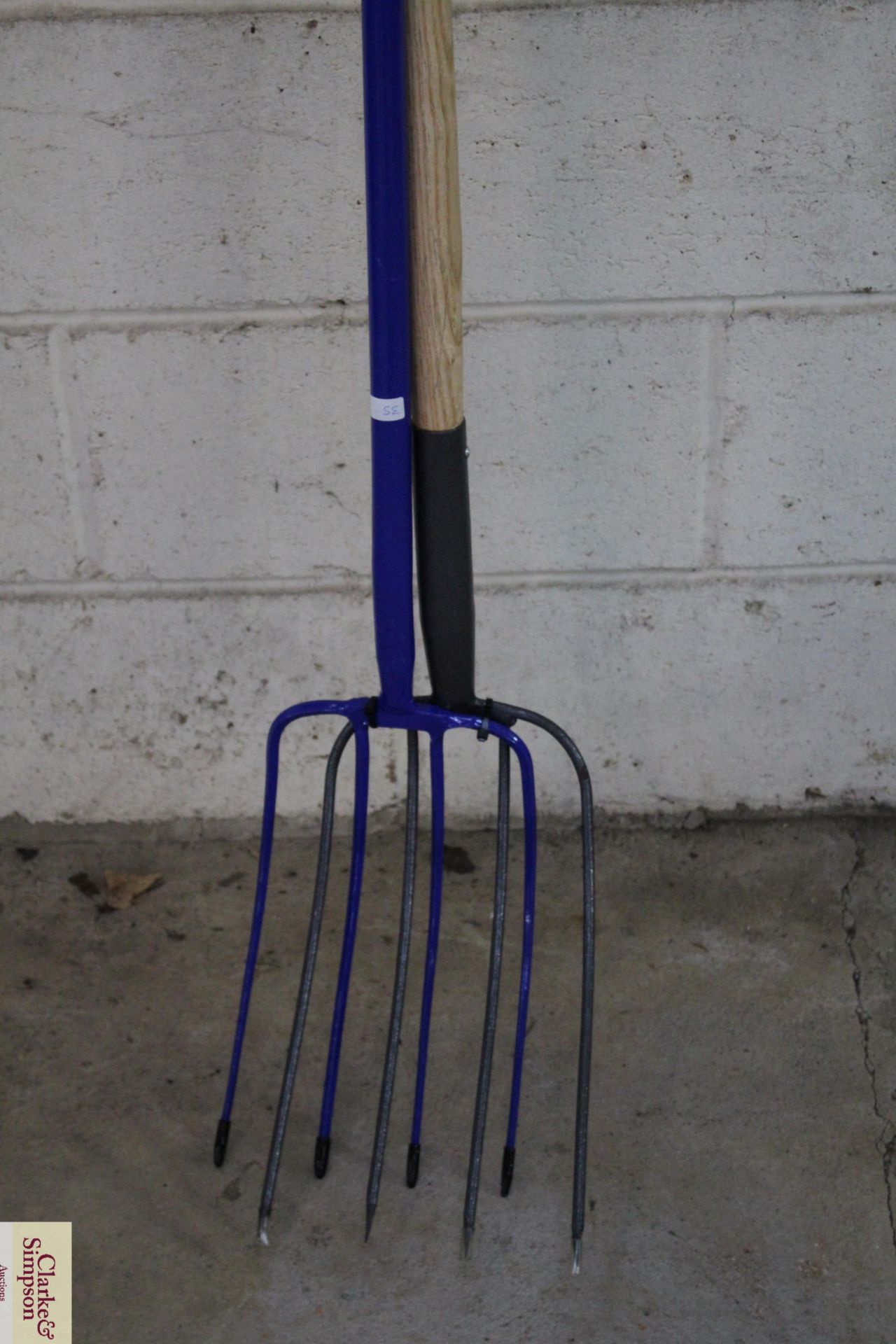Long and short manure forks. V - Image 2 of 2