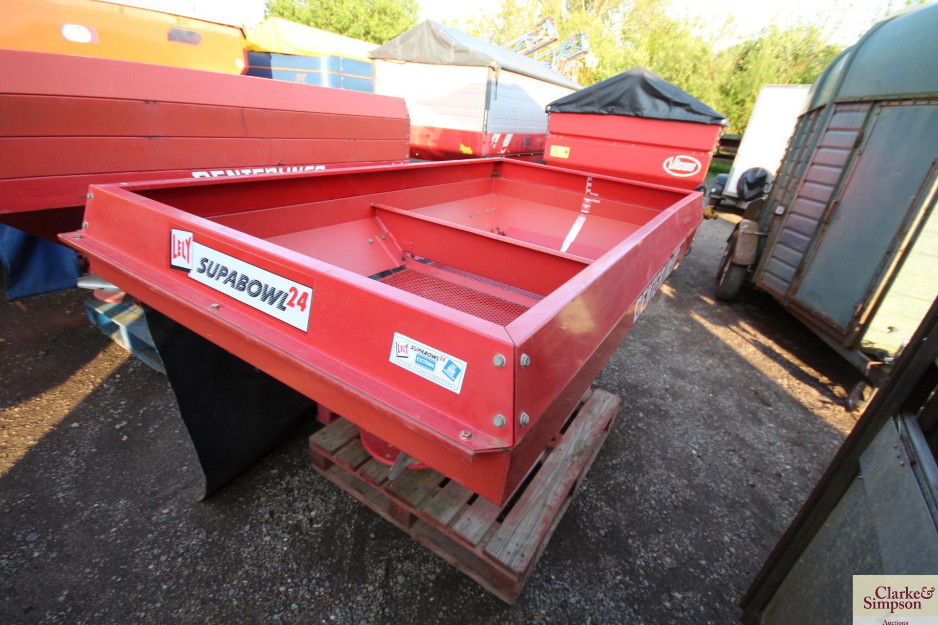 Lely Centreliner twin disc fertiliser spreader. V - Image 3 of 12