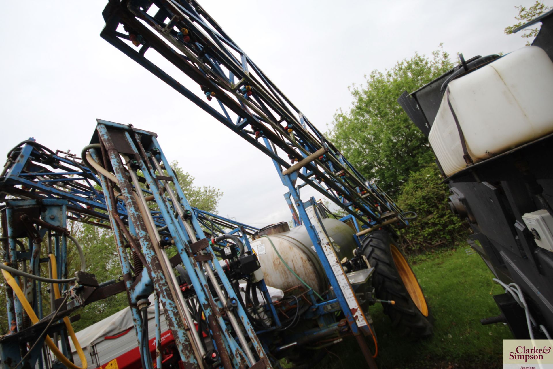 24m 2,000L trailed sprayer. With stainless steel tank and tracking drawbar. - Image 4 of 24