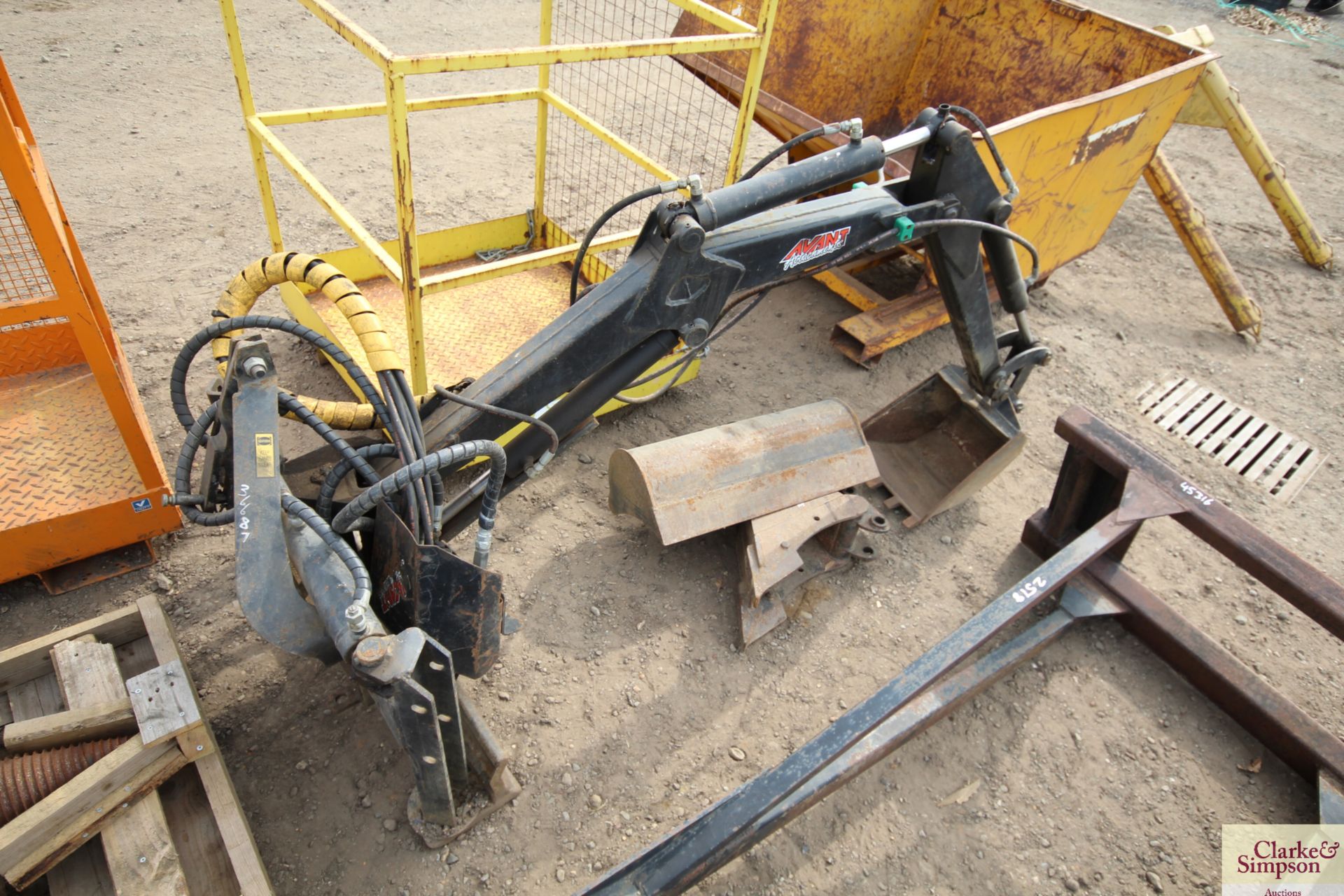 Avant back hoe for Avant loader. With 10in, 16in and 30in buckets. - Image 2 of 15