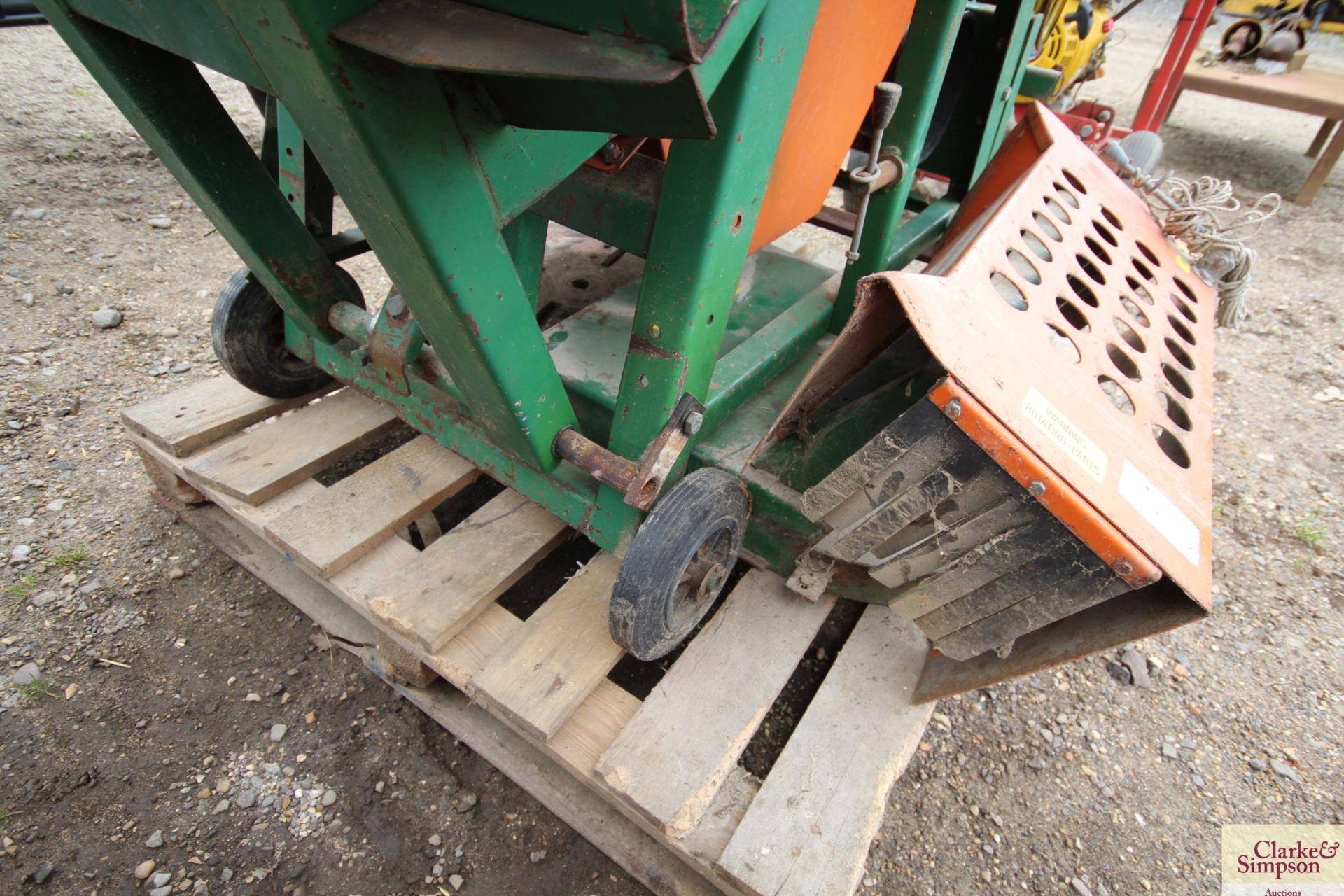 Transaw linkage mounted PTO driven saw bench. V - Image 9 of 12