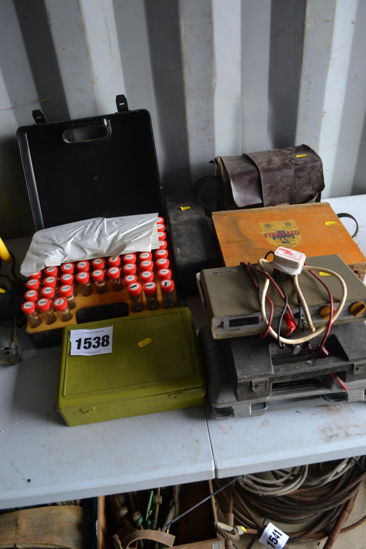 Various test equipment, large quantity of resistor