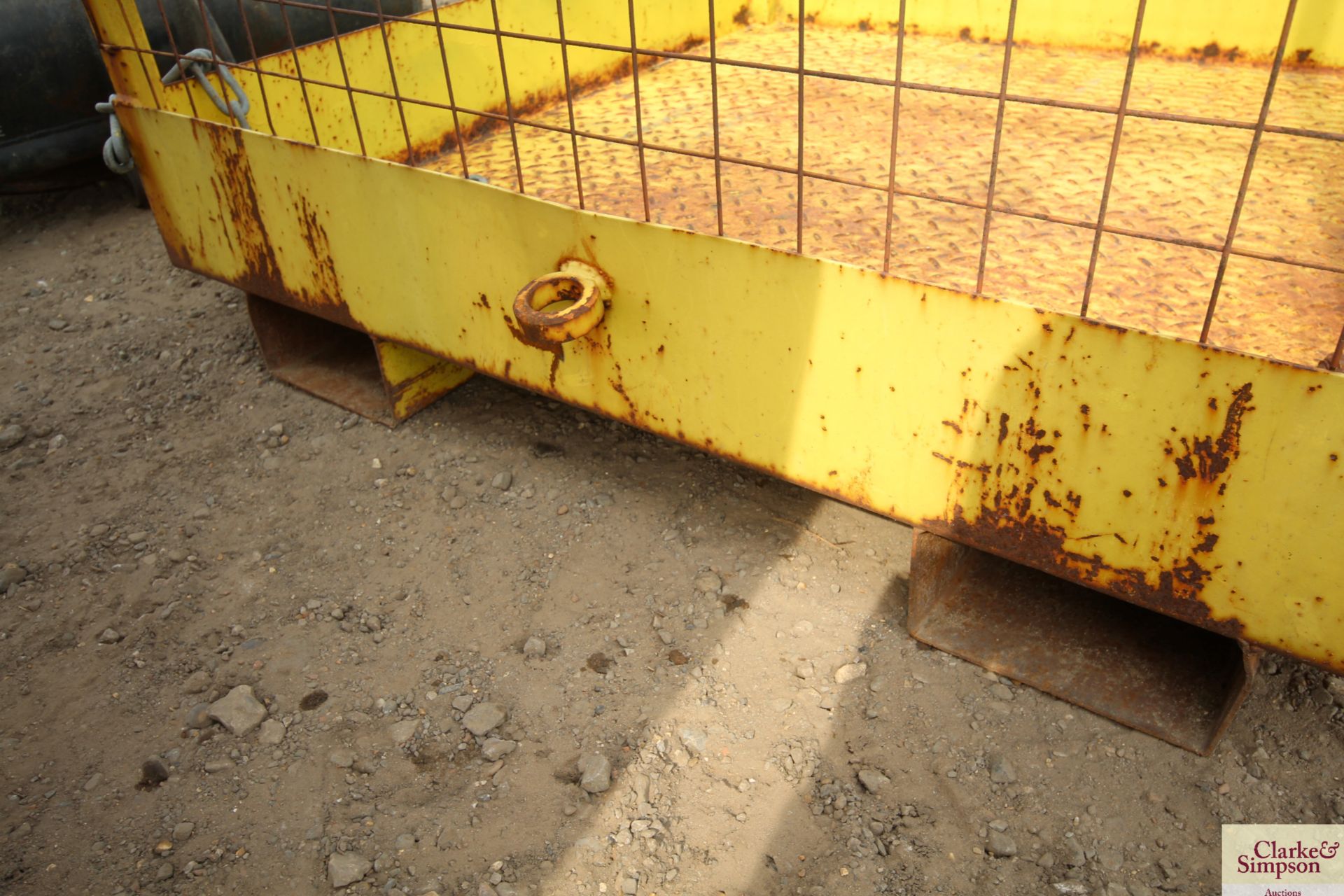 Man cage to fit pallet tines. For sale due to sale of farm. V - Image 6 of 6