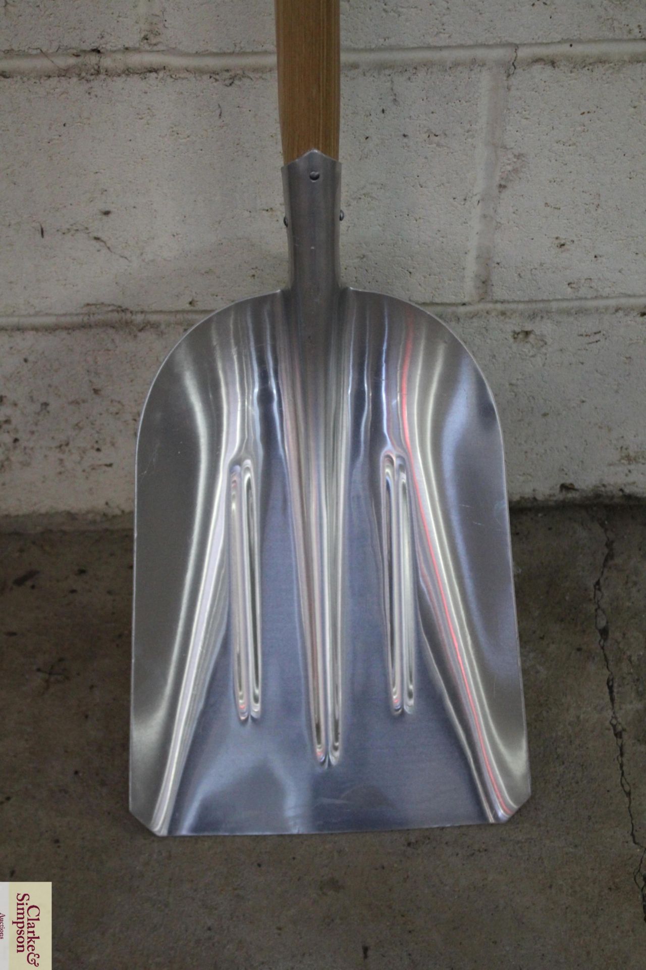 Aluminium shovel. V - Image 2 of 2