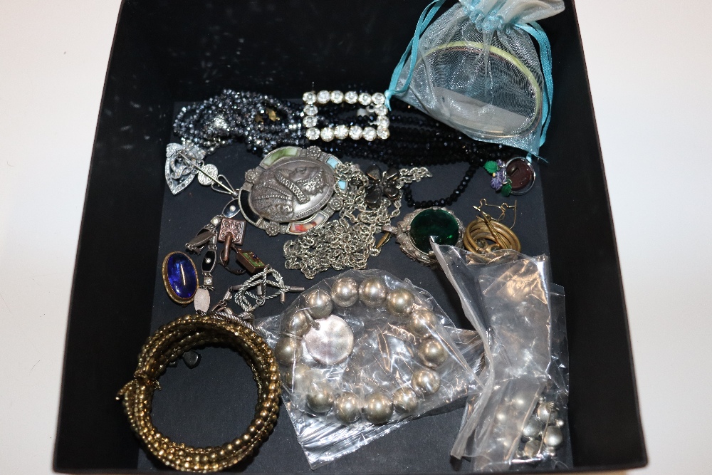 A box of assorted costume jewellery - Image 2 of 12