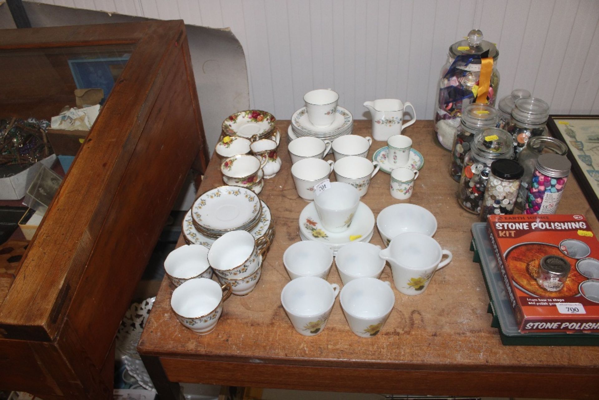 A quantity of various teaware to include Royal Alb