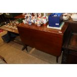 A Victorian mahogany drop leaf dining table