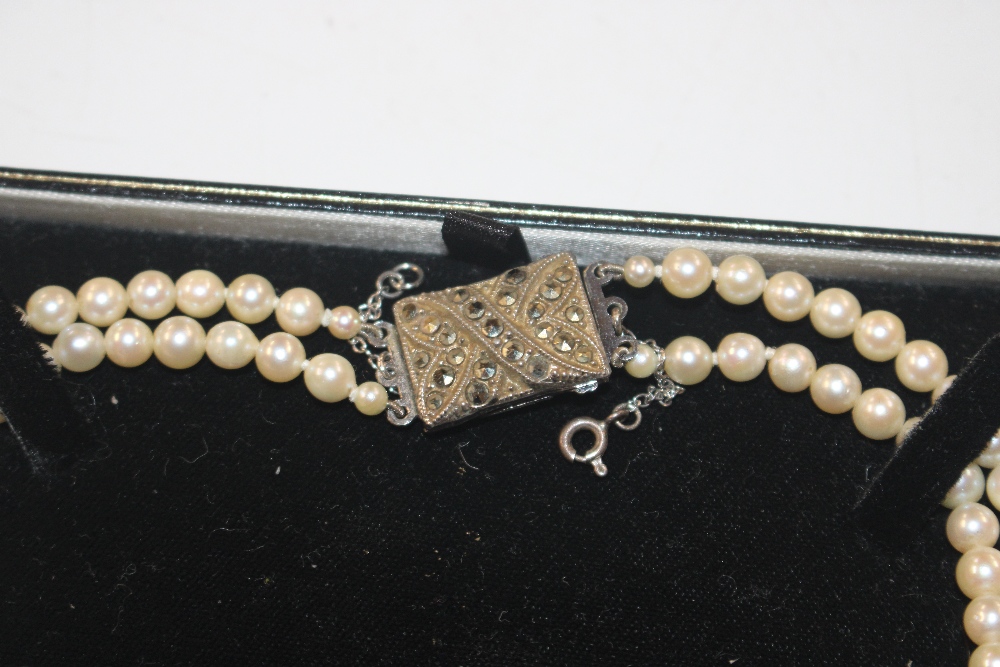 A double string of cultured pearls with silver and - Bild 3 aus 3