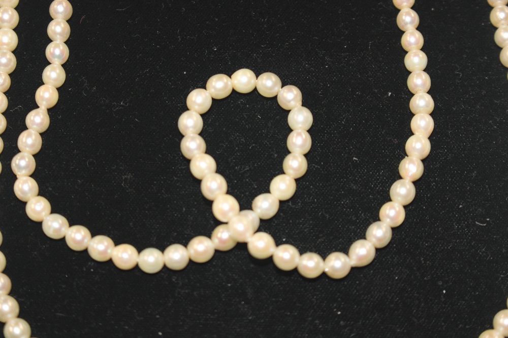 A double string of cultured pearls with silver and - Bild 2 aus 3