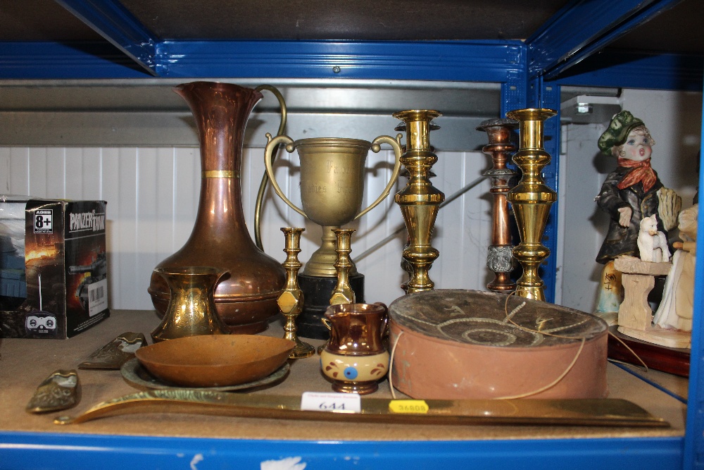 A quantity of brass items to include candlesticks,