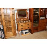 An Edwardian golden oak dressing table