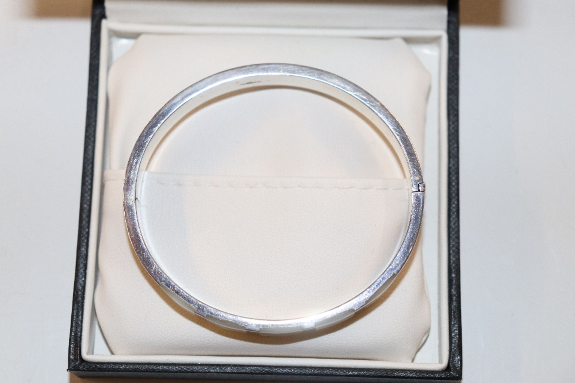 A mother of pearl set silver hinged bangle - Image 3 of 4