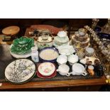 A quantity of Oriental decorated teaware, feeding