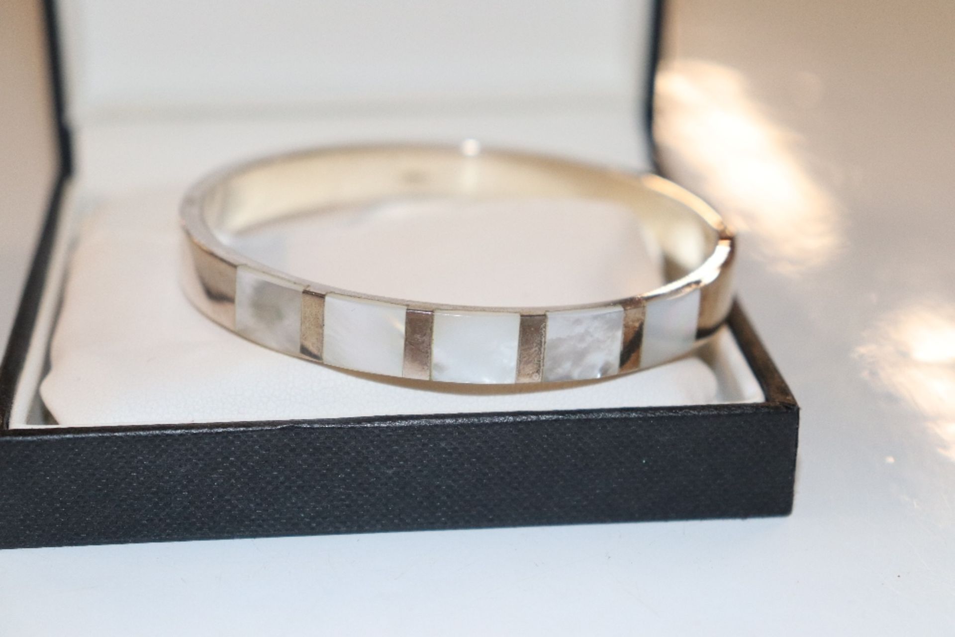 A mother of pearl set silver hinged bangle - Image 2 of 4