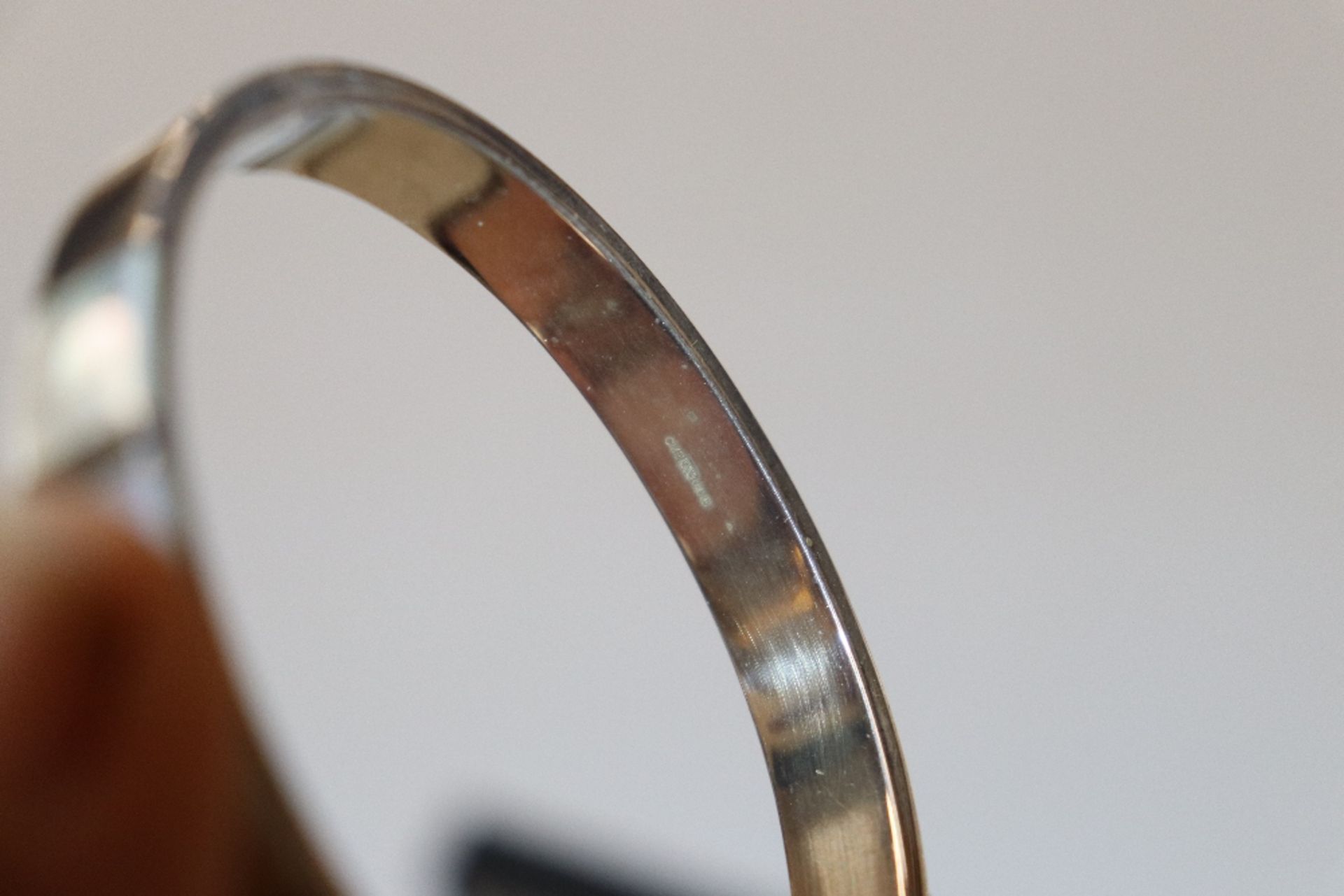 A mother of pearl set silver hinged bangle - Image 4 of 4