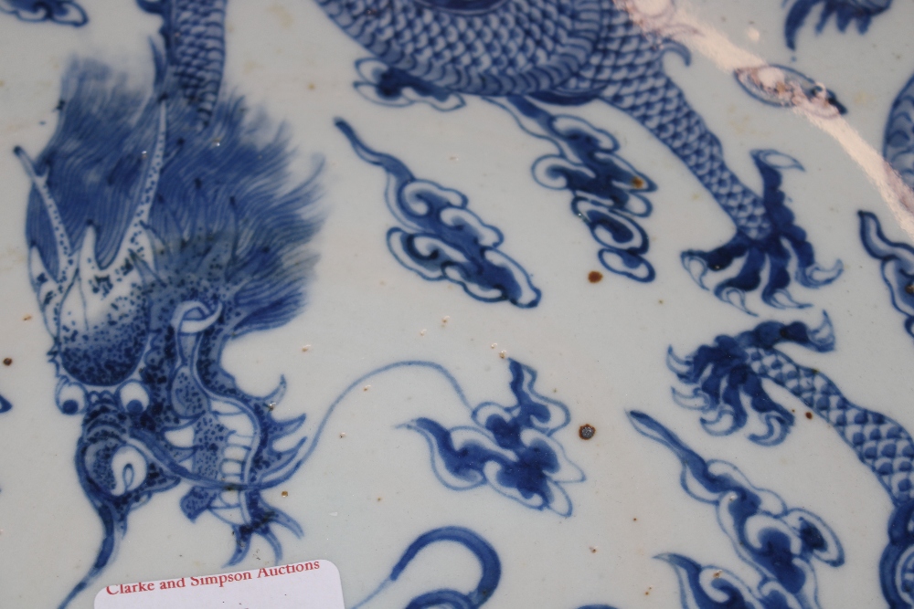 A Chinese dragon decorated blue and white charger, - Image 2 of 6