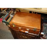 A leather gentleman's travelling toilet case