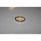 An 18ct gold wedding band, size S approx. 3.4gms