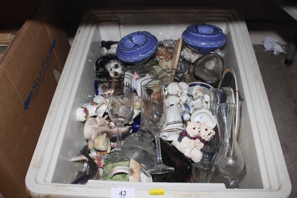 A box of various miscellaneous decorative china an